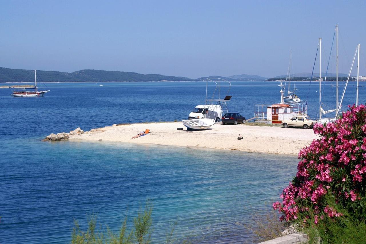 Family Friendly Seaside Apartments Brodarica, Sibenik - 15270 Ngoại thất bức ảnh