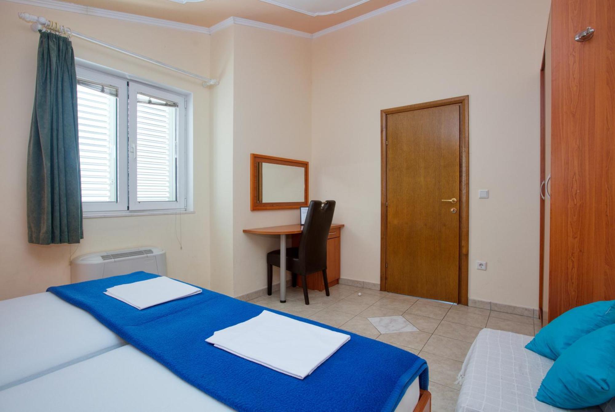 Family Friendly Seaside Apartments Brodarica, Sibenik - 15270 Phòng bức ảnh