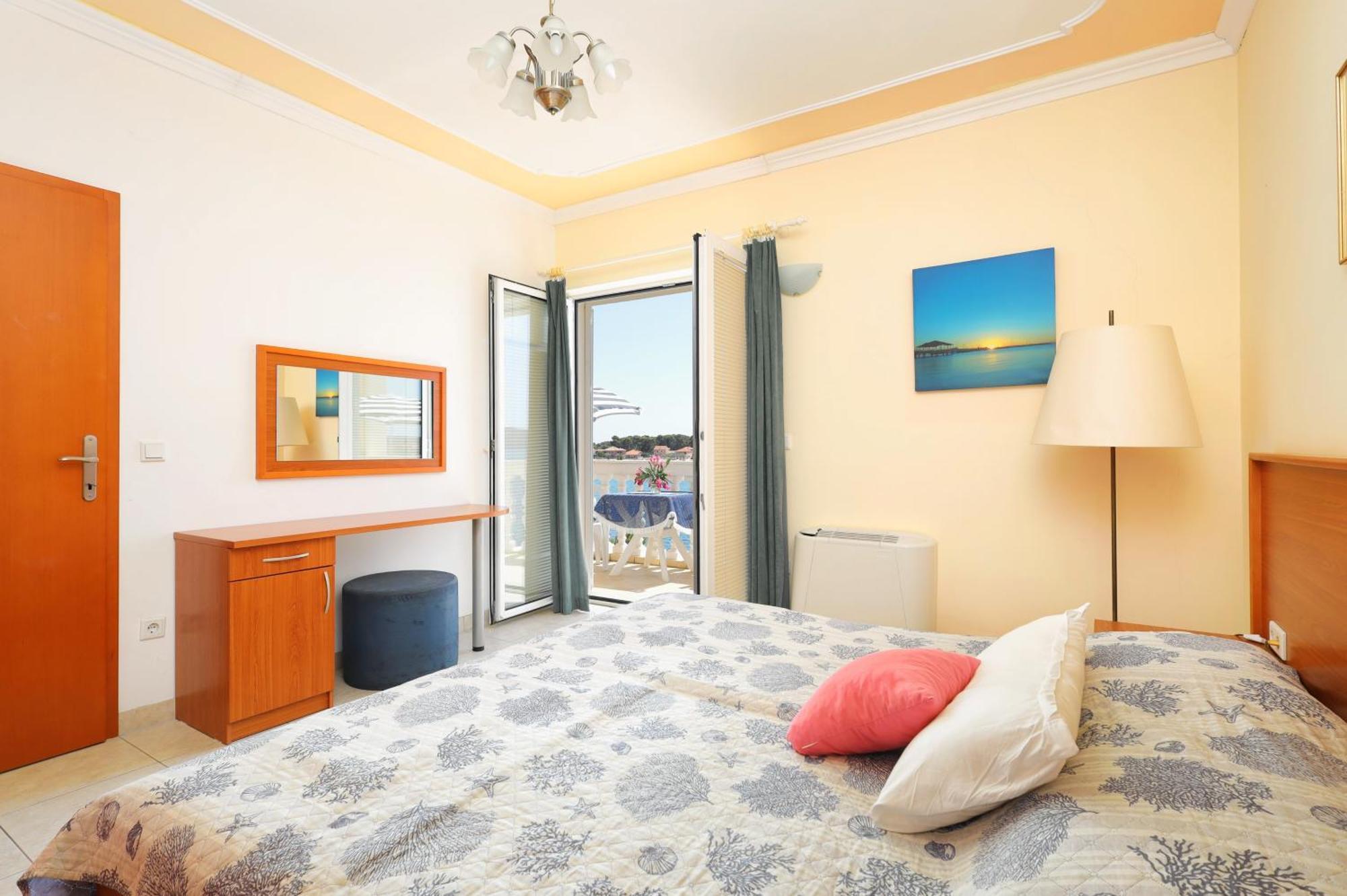 Family Friendly Seaside Apartments Brodarica, Sibenik - 15270 Phòng bức ảnh